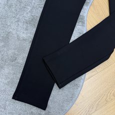 小香家 2026早秋新款 黑白撞色打底裤 早秋必不可少的实穿单品 简约白色腰头和黑色裤身形成清爽对比 小香风刺绣logo 小香家 2026早秋新款 黑白撞色打底裤 早秋必不可少的实穿单品 简约白色腰头和黑色裤身形成清爽对比 小香风刺绣logo