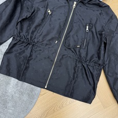 LOUISV*🏠 2026早秋新款 满印老花连帽冲锋外套 早秋刚需的时髦户外风单品 通体暗纹老花满印设计 自带轻奢辨识度 LOUISV*🏠 2026早秋新款 满印老花连帽冲锋外套 早秋刚需的时髦户外风单品 通体暗纹老花满印设计 自带轻奢辨识度