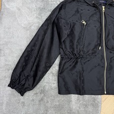 LOUISV*🏠 2026早秋新款 满印老花连帽冲锋外套 早秋刚需的时髦户外风单品 通体暗纹老花满印设计 自带轻奢辨识度 LOUISV*🏠 2026早秋新款 满印老花连帽冲锋外套 早秋刚需的时髦户外风单品 通体暗纹老花满印设计 自带轻奢辨识度