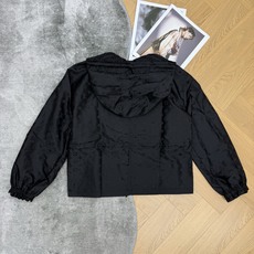LOUISV*🏠 2026早秋新款 满印老花连帽冲锋外套 早秋刚需的时髦户外风单品 通体暗纹老花满印设计 自带轻奢辨识度 LOUISV*🏠 2026早秋新款 满印老花连帽冲锋外套 早秋刚需的时髦户外风单品 通体暗纹老花满印设计 自带轻奢辨识度
