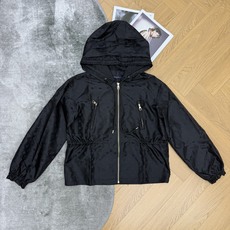 LOUISV*🏠 2026早秋新款 满印老花连帽冲锋外套 早秋刚需的时髦户外风单品 通体暗纹老花满印设计 自带轻奢辨识度 LOUISV*🏠 2026早秋新款 满印老花连帽冲锋外套 早秋刚需的时髦户外风单品 通体暗纹老花满印设计 自带轻奢辨识度
