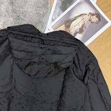 LOUISV*🏠 2026早秋新款 满印老花连帽冲锋外套 早秋刚需的时髦户外风单品 通体暗纹老花满印设计 自带轻奢辨识度 LOUISV*🏠 2026早秋新款 满印老花连帽冲锋外套 早秋刚需的时髦户外风单品 通体暗纹老花满印设计 自带轻奢辨识度