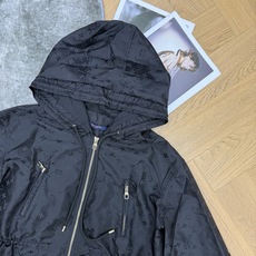 LOUISV*🏠 2026早秋新款 满印老花连帽冲锋外套 早秋刚需的时髦户外风单品 通体暗纹老花满印设计 自带轻奢辨识度 LOUISV*🏠 2026早秋新款 满印老花连帽冲锋外套 早秋刚需的时髦户外风单品 通体暗纹老花满印设计 自带轻奢辨识度