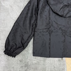 LOUISV*🏠 2026早秋新款 满印老花连帽冲锋外套 早秋刚需的时髦户外风单品 通体暗纹老花满印设计 自带轻奢辨识度 LOUISV*🏠 2026早秋新款 满印老花连帽冲锋外套 早秋刚需的时髦户外风单品 通体暗纹老花满印设计 自带轻奢辨识度