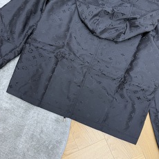 LOUISV*🏠 2026早秋新款 满印老花连帽冲锋外套 早秋刚需的时髦户外风单品 通体暗纹老花满印设计 自带轻奢辨识度 LOUISV*🏠 2026早秋新款 满印老花连帽冲锋外套 早秋刚需的时髦户外风单品 通体暗纹老花满印设计 自带轻奢辨识度