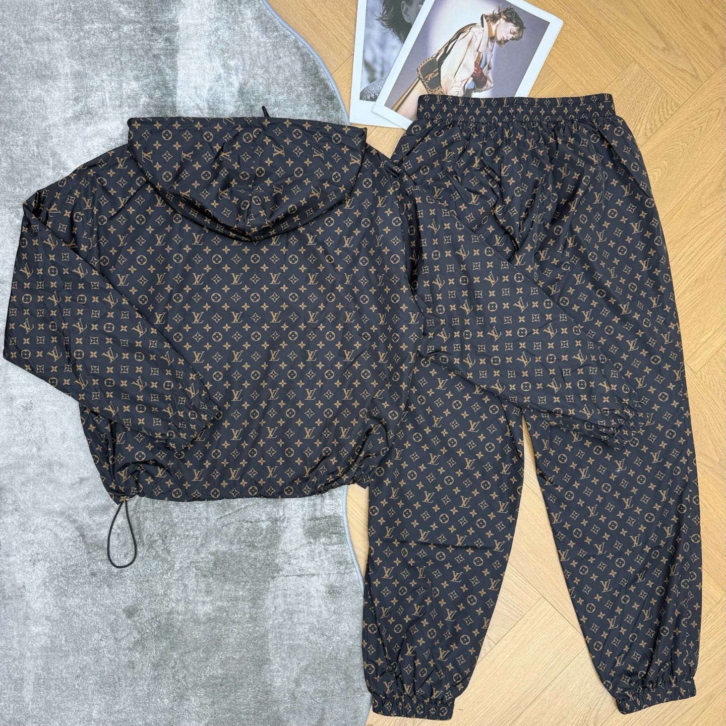 LOUISV*🏠 2026早秋新款 棕色老花连帽休闲套装 早秋省心又显贵的穿搭选择 整套上身氛围感直接拉满 满幅经典老花