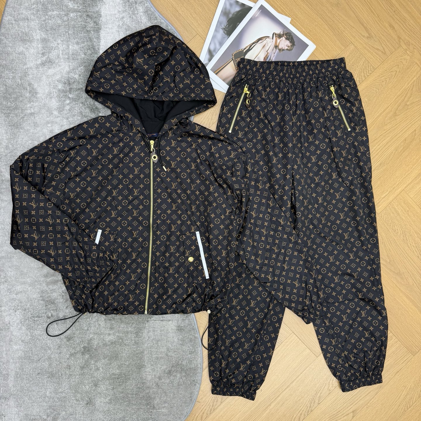 LOUISV*🏠 2026早秋新款 棕色老花连帽休闲套装 早秋省心又显贵的穿搭选择 整套上身氛围感直接拉满 满幅经典老花