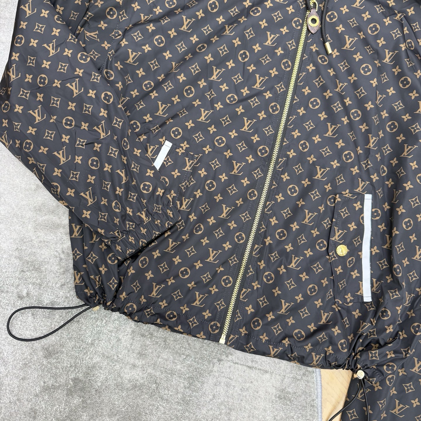 LOUISV*🏠 2026早秋新款 棕色老花连帽休闲套装 早秋省心又显贵的穿搭选择 整套上身氛围感直接拉满 满幅经典老花
