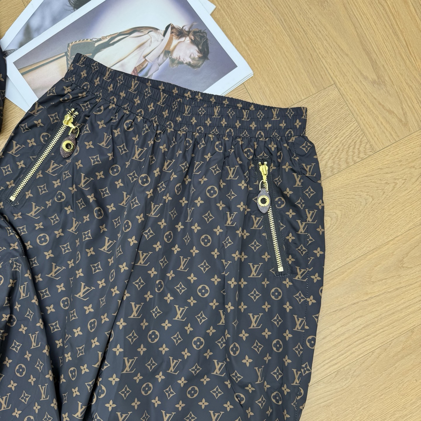 LOUISV*🏠 2026早秋新款 棕色老花连帽休闲套装 早秋省心又显贵的穿搭选择 整套上身氛围感直接拉满 满幅经典老花