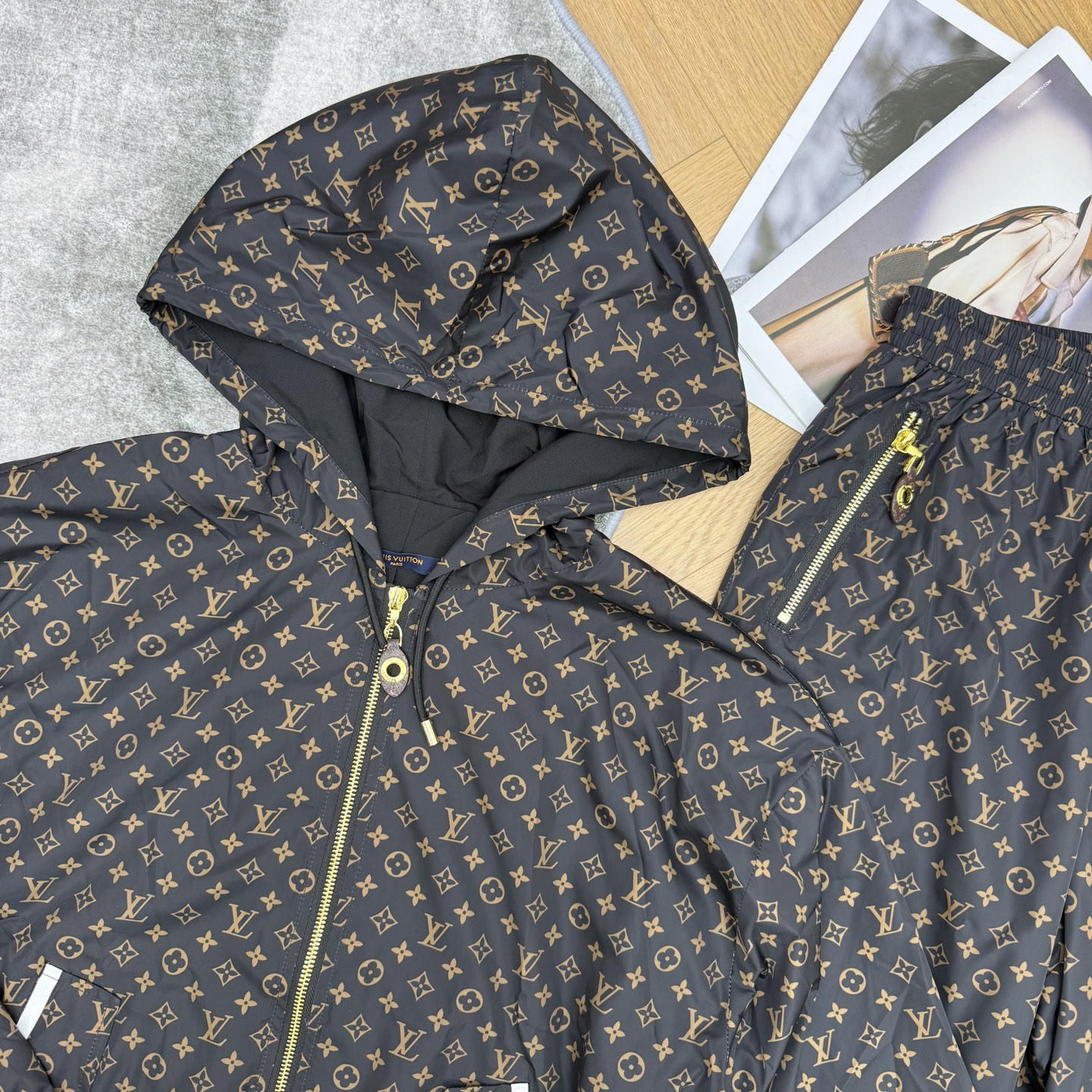 LOUISV*🏠 2026早秋新款 棕色老花连帽休闲套装 早秋省心又显贵的穿搭选择 整套上身氛围感直接拉满 满幅经典老花