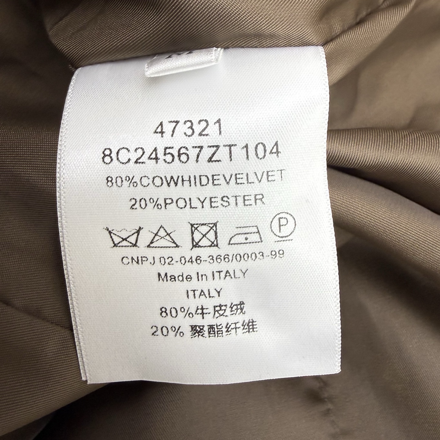 LW家 2026早秋新款 美拉德棕调牛皮风衣 定制细腻牛皮绒面料 哑光高级质感 触感柔和顺滑 上身垂感出众 自带复古滤镜