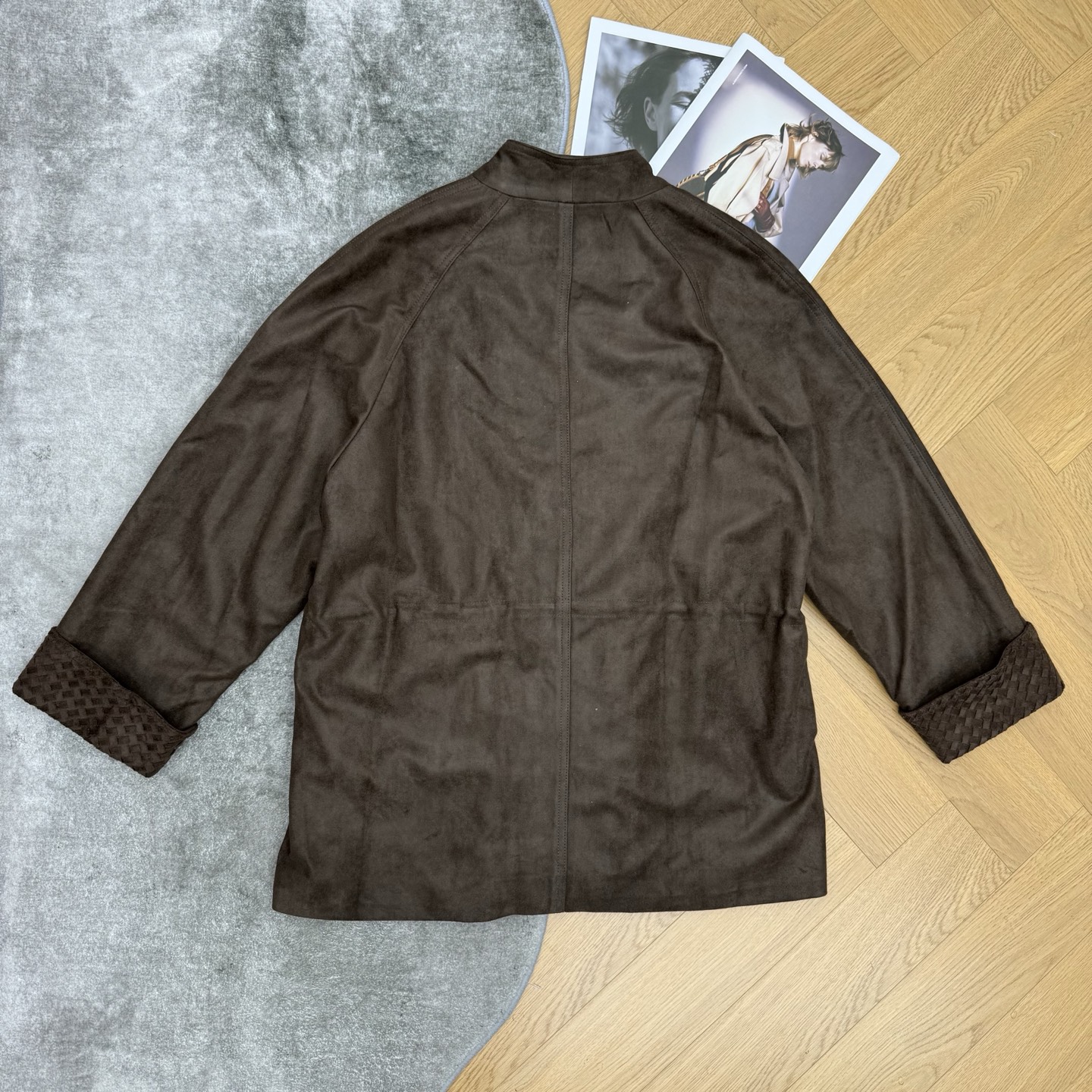 LW家 2026早秋新款 美拉德棕调牛皮风衣 定制细腻牛皮绒面料 哑光高级质感 触感柔和顺滑 上身垂感出众 自带复古滤镜