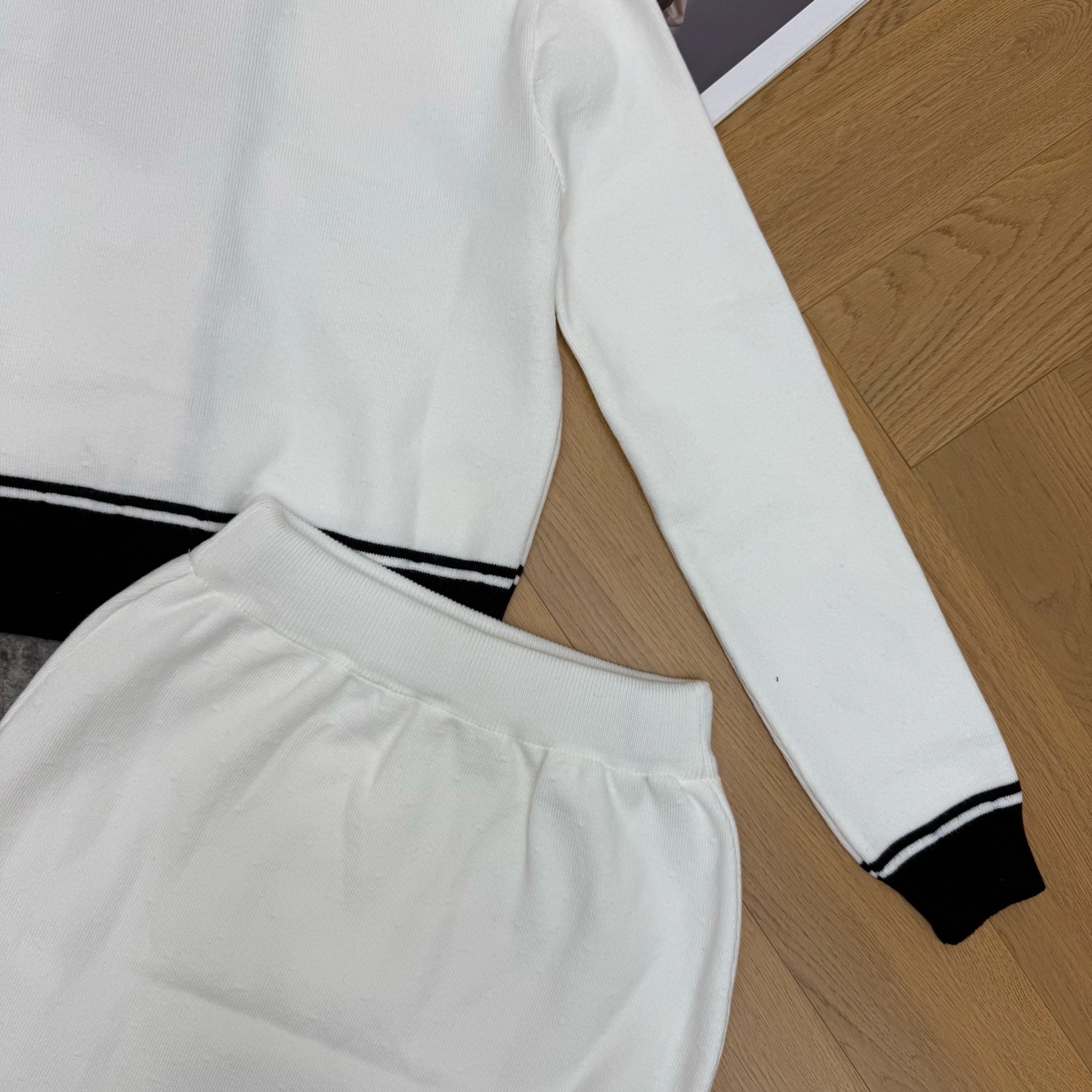 Miu家 26早秋新款 学院风针织套装，黑白撞色海军领，领口系带蝴蝶结设计，针织开衫+半身短裙成套搭配，布标logo点缀