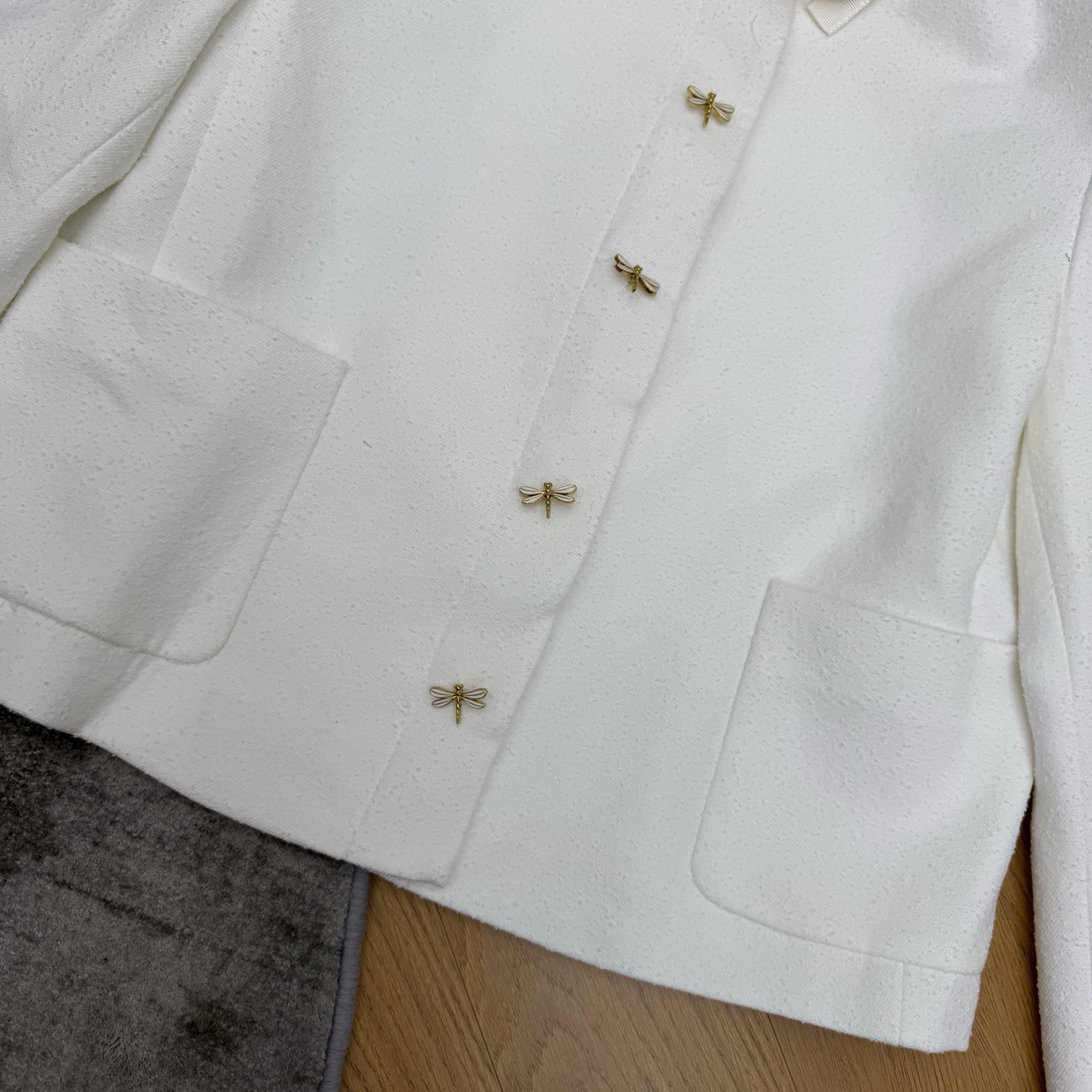 D家 26早秋新款 白色短款小香风外套 白色肌理面料 质感细腻高级 中式小立领搭配领口蝴蝶结+金属蝴蝶结点缀 细节氛围感 D家 26早秋新款 白色短款小香风外套 白色肌理面料 质感细腻高级 中式小立领搭配领口蝴蝶结+金属蝴蝶结点缀 细节氛围感