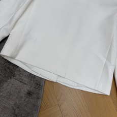 D家 26早秋新款 白色短款小香风外套 白色肌理面料 质感细腻高级 中式小立领搭配领口蝴蝶结+金属蝴蝶结点缀 细节氛围感 D家 26早秋新款 白色短款小香风外套 白色肌理面料 质感细腻高级 中式小立领搭配领口蝴蝶结+金属蝴蝶结点缀 细节氛围感