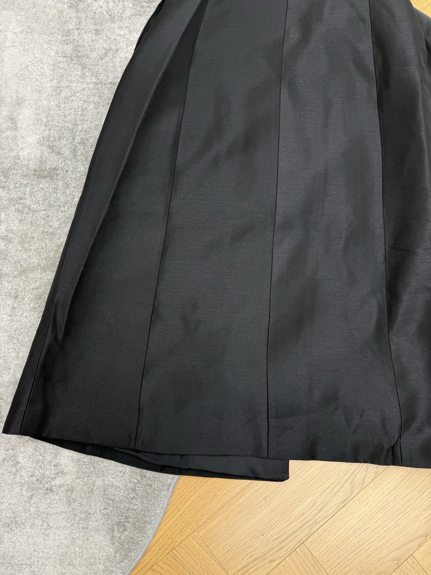 D家 26早秋新款 黑色蝴蝶结连衣长裙 黑色西装面料有光泽 气质冷艳精致 无袖马甲式剪裁 侧边立体大蝴蝶结点缀 收腰版型