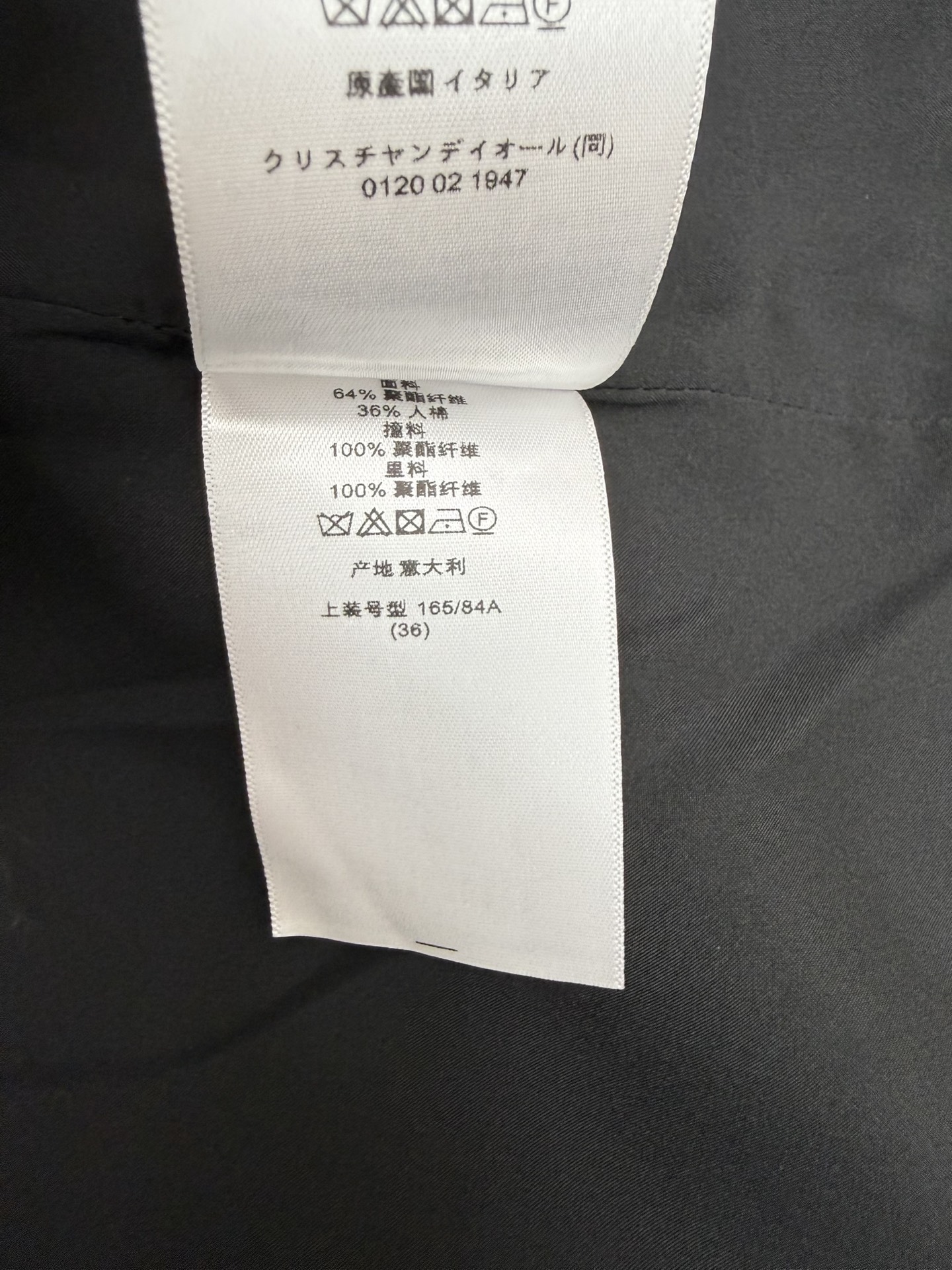 D家 26早秋新款 黑色蝴蝶结连衣长裙 黑色西装面料有光泽 气质冷艳精致 无袖马甲式剪裁 侧边立体大蝴蝶结点缀 收腰版型