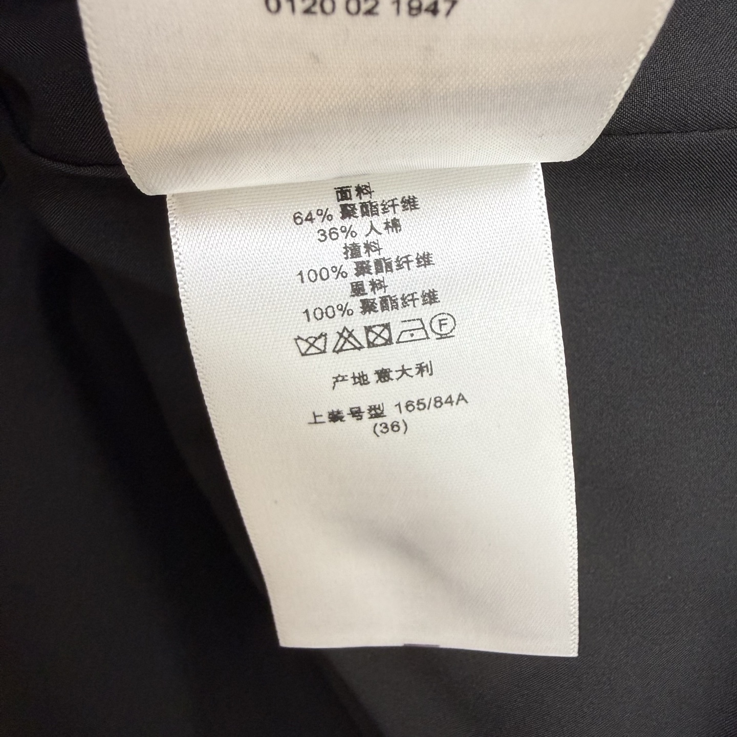 D家 26早秋新款 黑色蝴蝶结西装外套 面料顺滑挺括 两扣版型利落修身 侧边大蝴蝶结 打破西装沉闷感 挺括剪裁修饰身形 