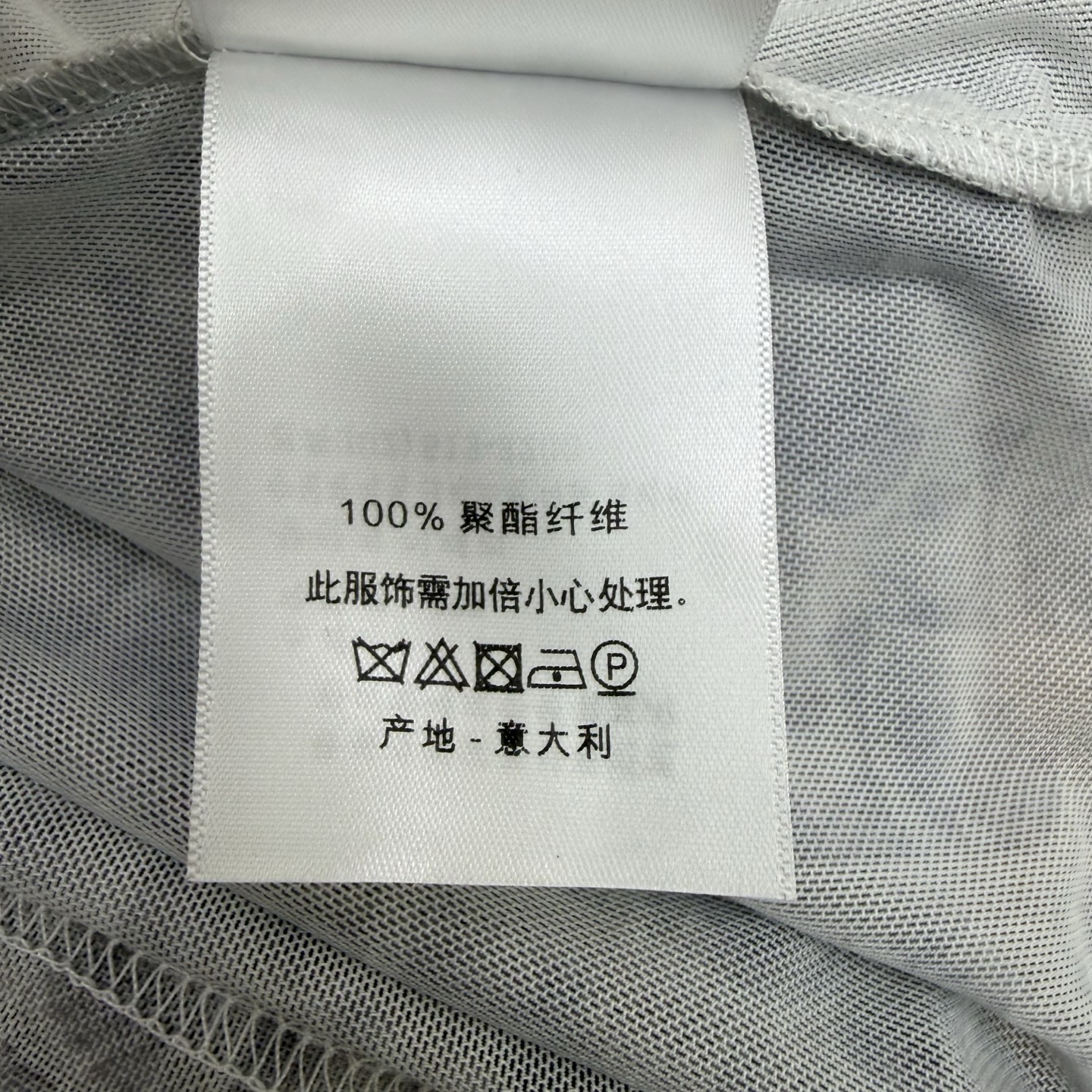 D家 26早秋新款 提花圆领长袖上衣 轻薄透气面料 灰调满印提花设计 胸前撞色logo点缀 简约圆领利落大方 亲肤透气 