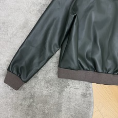 MIU家 26早秋新款 墨绿色皮革外套 皮革撞色咖色罗纹领口 袖口与下摆 层次感十足 胸前压印logo标识 单排纽扣开合 MIU家 26早秋新款 墨绿色皮革外套 皮革撞色咖色罗纹领口 袖口与下摆 层次感十足 胸前压印logo标识 单排纽扣开合