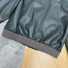 MIU家 26早秋新款 墨绿色皮革外套 皮革撞色咖色罗纹领口 袖口与下摆 层次感十足 胸前压印logo标识 单排纽扣开合 MIU家 26早秋新款 墨绿色皮革外套 皮革撞色咖色罗纹领口 袖口与下摆 层次感十足 胸前压印logo标识 单排纽扣开合