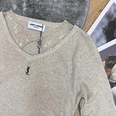 YSL家 26早秋新款 法式蕾丝拼接针织长袖,V领领口花卉蕾丝拼接,若隐若现的小性感,袖口同色系蕾丝收口,细节精致到骨子 YSL家 26早秋新款 法式蕾丝拼接针织长袖,V领领口花卉蕾丝拼接,若隐若现的小性感,袖口同色系蕾丝收口,细节精致到骨子