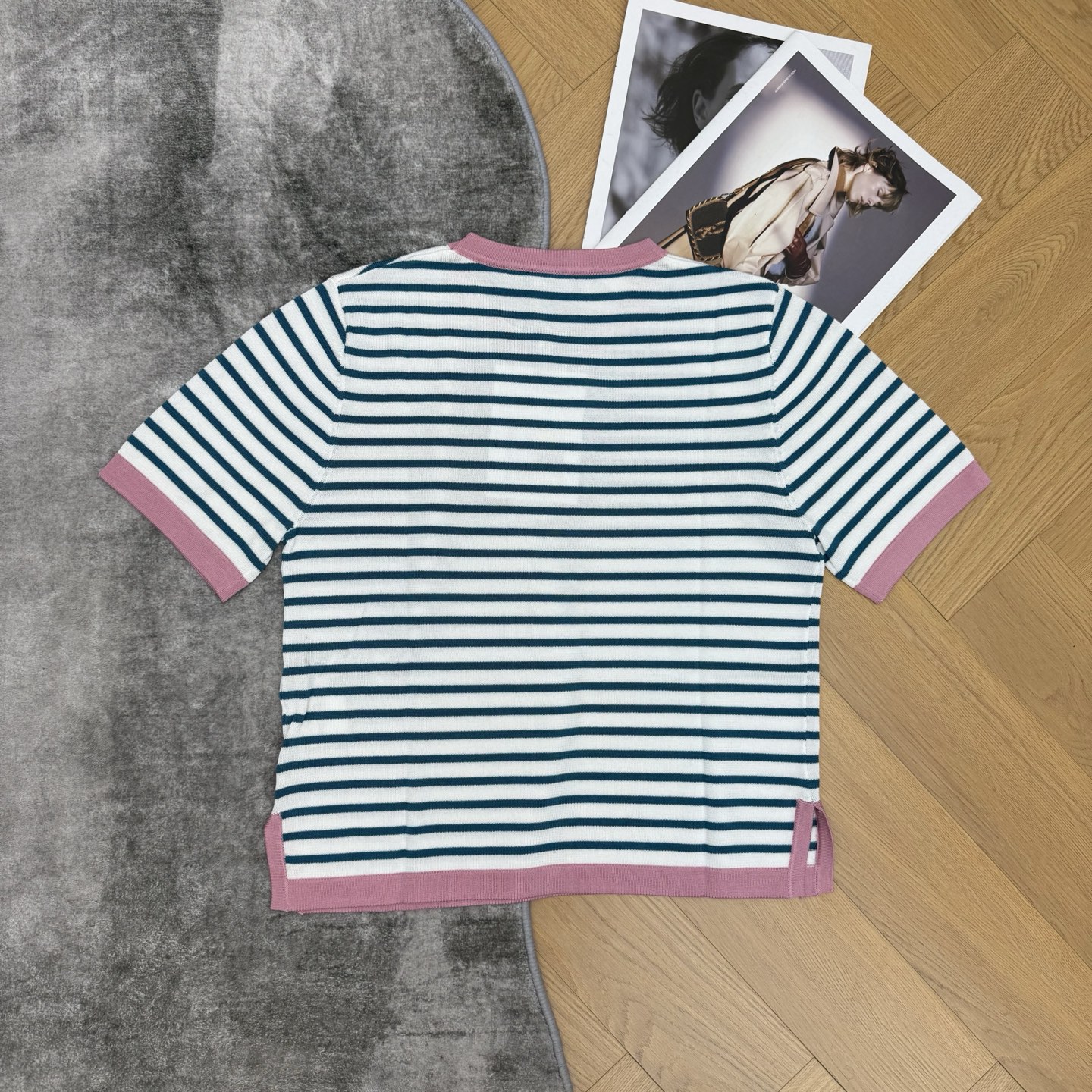 小香家 26早秋新款 撞色条纹针织短袖，经典绿白条纹，搭配粉色包边撞色设计，胸口刺绣双C标识辨识度拉满。轻薄针织面料，透