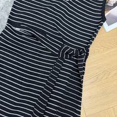小香家 16早秋新款 经典条纹系带针织连衣裙,圆领无袖版型,胸前立体双C刺绣标识,简约又有辨识度。,腰部扭结+同面料系带 小香家 16早秋新款 经典条纹系带针织连衣裙,圆领无袖版型,胸前立体双C刺绣标识,简约又有辨识度。,腰部扭结+同面料系带