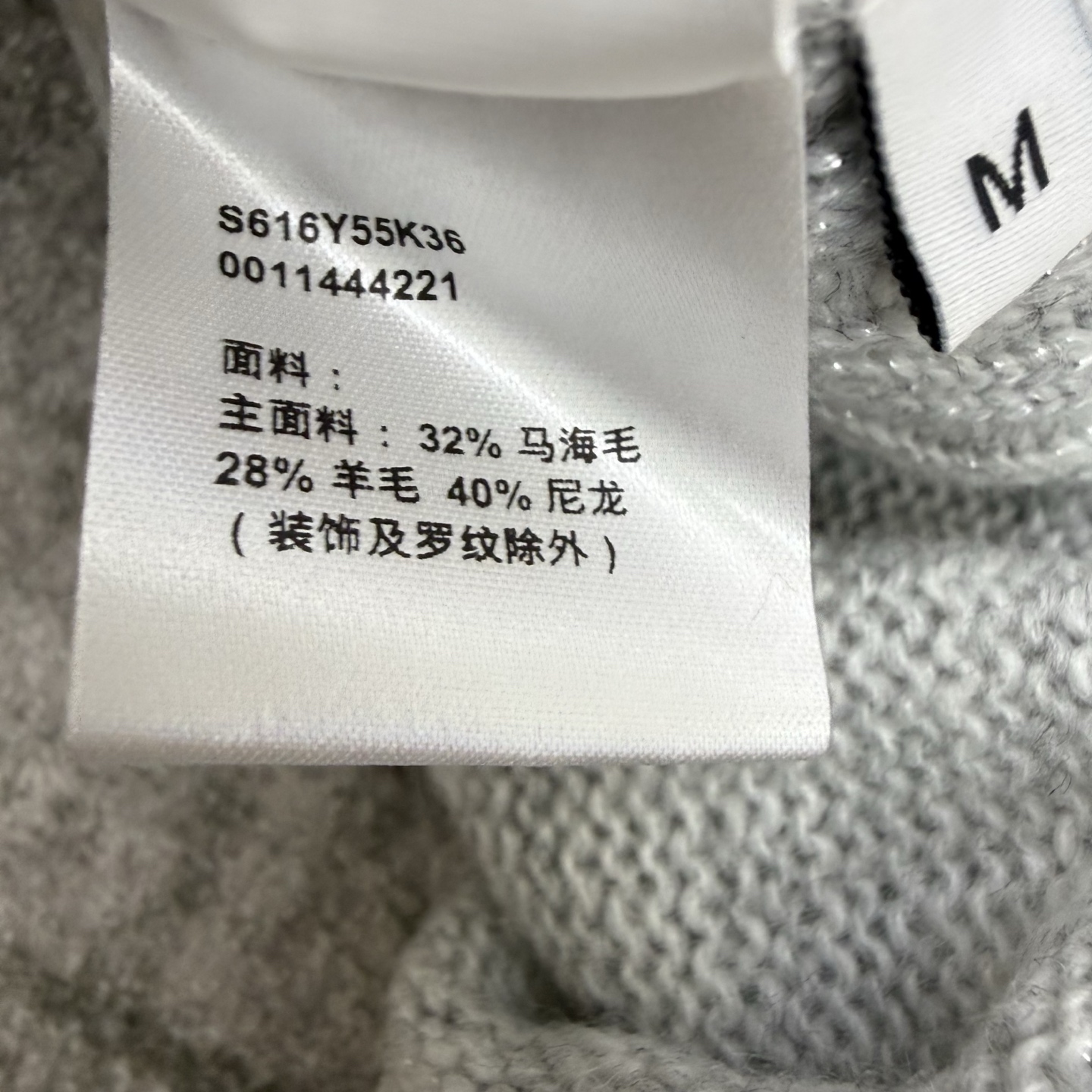 LW 26早秋新款 短款针织开衫，大翻领无扣短款设计，肩部红色刺绣Anagram标识，低调精致。软糯针织面料，手感细腻舒
