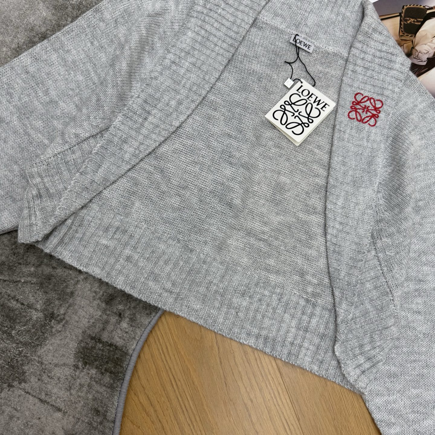 LW 26早秋新款 短款针织开衫，大翻领无扣短款设计，肩部红色刺绣Anagram标识，低调精致。软糯针织面料，手感细腻舒