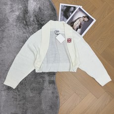 LW 26早秋新款 短款针织开衫,大翻领无扣短款设计,肩部红色刺绣Anagram标识,低调精致。软糯针织面料,手感细腻舒 LW 26早秋新款 短款针织开衫,大翻领无扣短款设计,肩部红色刺绣Anagram标识,低调精致。软糯针织面料,手感细腻舒
