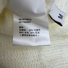 LW 26早秋新款 短款针织开衫,大翻领无扣短款设计,肩部红色刺绣Anagram标识,低调精致。软糯针织面料,手感细腻舒 LW 26早秋新款 短款针织开衫,大翻领无扣短款设计,肩部红色刺绣Anagram标识,低调精致。软糯针织面料,手感细腻舒