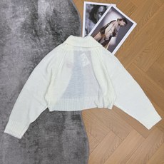 LW 26早秋新款 短款针织开衫,大翻领无扣短款设计,肩部红色刺绣Anagram标识,低调精致。软糯针织面料,手感细腻舒 LW 26早秋新款 短款针织开衫,大翻领无扣短款设计,肩部红色刺绣Anagram标识,低调精致。软糯针织面料,手感细腻舒