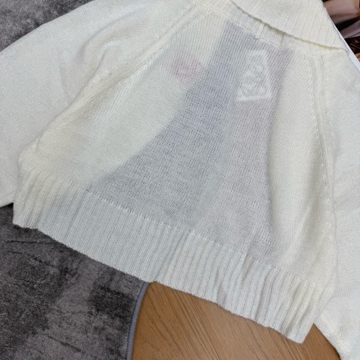 LW 26早秋新款 短款针织开衫,大翻领无扣短款设计,肩部红色刺绣Anagram标识,低调精致。软糯针织面料,手感细腻舒 LW 26早秋新款 短款针织开衫,大翻领无扣短款设计,肩部红色刺绣Anagram标识,低调精致。软糯针织面料,手感细腻舒