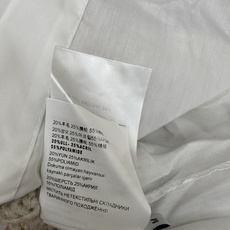 Miu家 26早秋新款 假两件绞花V领毛衣,衬衫拼接假两件设计,省去搭配烦恼,氛围感直接拉满。立体复古麻花纹理,V领宽松 Miu家 26早秋新款 假两件绞花V领毛衣,衬衫拼接假两件设计,省去搭配烦恼,氛围感直接拉满。立体复古麻花纹理,V领宽松