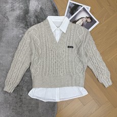 Miu家 26早秋新款 假两件绞花V领毛衣,衬衫拼接假两件设计,省去搭配烦恼,氛围感直接拉满。立体复古麻花纹理,V领宽松 Miu家 26早秋新款 假两件绞花V领毛衣,衬衫拼接假两件设计,省去搭配烦恼,氛围感直接拉满。立体复古麻花纹理,V领宽松
