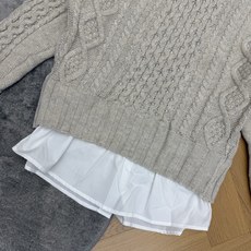 Miu家 26早秋新款 假两件绞花V领毛衣,衬衫拼接假两件设计,省去搭配烦恼,氛围感直接拉满。立体复古麻花纹理,V领宽松 Miu家 26早秋新款 假两件绞花V领毛衣,衬衫拼接假两件设计,省去搭配烦恼,氛围感直接拉满。立体复古麻花纹理,V领宽松