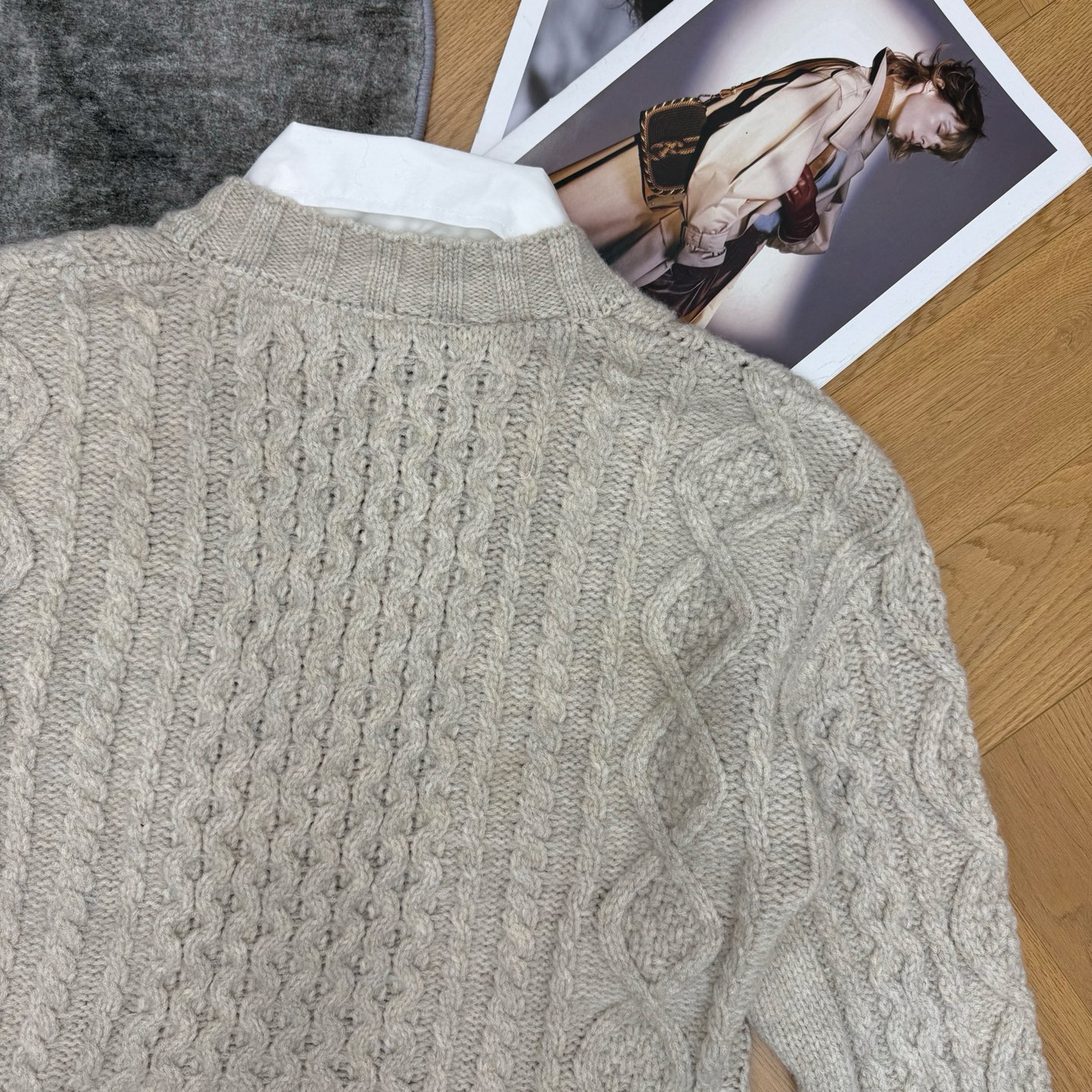 Miu家 26早秋新款 假两件绞花V领毛衣,衬衫拼接假两件设计,省去搭配烦恼,氛围感直接拉满。立体复古麻花纹理,V领宽松 Miu家 26早秋新款 假两件绞花V领毛衣,衬衫拼接假两件设计,省去搭配烦恼,氛围感直接拉满。立体复古麻花纹理,V领宽松