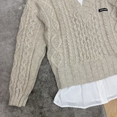 Miu家 26早秋新款 假两件绞花V领毛衣,衬衫拼接假两件设计,省去搭配烦恼,氛围感直接拉满。立体复古麻花纹理,V领宽松 Miu家 26早秋新款 假两件绞花V领毛衣,衬衫拼接假两件设计,省去搭配烦恼,氛围感直接拉满。立体复古麻花纹理,V领宽松