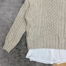 Miu家 26早秋新款 假两件绞花V领毛衣,衬衫拼接假两件设计,省去搭配烦恼,氛围感直接拉满。立体复古麻花纹理,V领宽松 Miu家 26早秋新款 假两件绞花V领毛衣,衬衫拼接假两件设计,省去搭配烦恼,氛围感直接拉满。立体复古麻花纹理,V领宽松