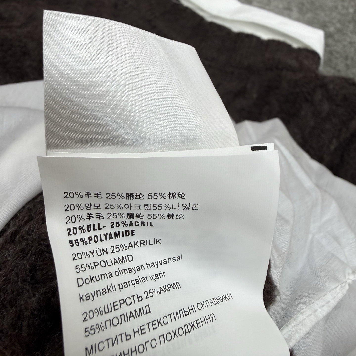 Miu家 26早秋新款 假两件绞花V领毛衣,衬衫拼接假两件设计,省去搭配烦恼,氛围感直接拉满。立体复古麻花纹理,V领宽松 Miu家 26早秋新款 假两件绞花V领毛衣,衬衫拼接假两件设计,省去搭配烦恼,氛围感直接拉满。立体复古麻花纹理,V领宽松