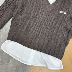 Miu家 26早秋新款 假两件绞花V领毛衣,衬衫拼接假两件设计,省去搭配烦恼,氛围感直接拉满。立体复古麻花纹理,V领宽松 Miu家 26早秋新款 假两件绞花V领毛衣,衬衫拼接假两件设计,省去搭配烦恼,氛围感直接拉满。立体复古麻花纹理,V领宽松