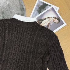 Miu家 26早秋新款 假两件绞花V领毛衣,衬衫拼接假两件设计,省去搭配烦恼,氛围感直接拉满。立体复古麻花纹理,V领宽松 Miu家 26早秋新款 假两件绞花V领毛衣,衬衫拼接假两件设计,省去搭配烦恼,氛围感直接拉满。立体复古麻花纹理,V领宽松