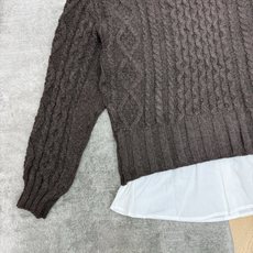 Miu家 26早秋新款 假两件绞花V领毛衣,衬衫拼接假两件设计,省去搭配烦恼,氛围感直接拉满。立体复古麻花纹理,V领宽松 Miu家 26早秋新款 假两件绞花V领毛衣,衬衫拼接假两件设计,省去搭配烦恼,氛围感直接拉满。立体复古麻花纹理,V领宽松