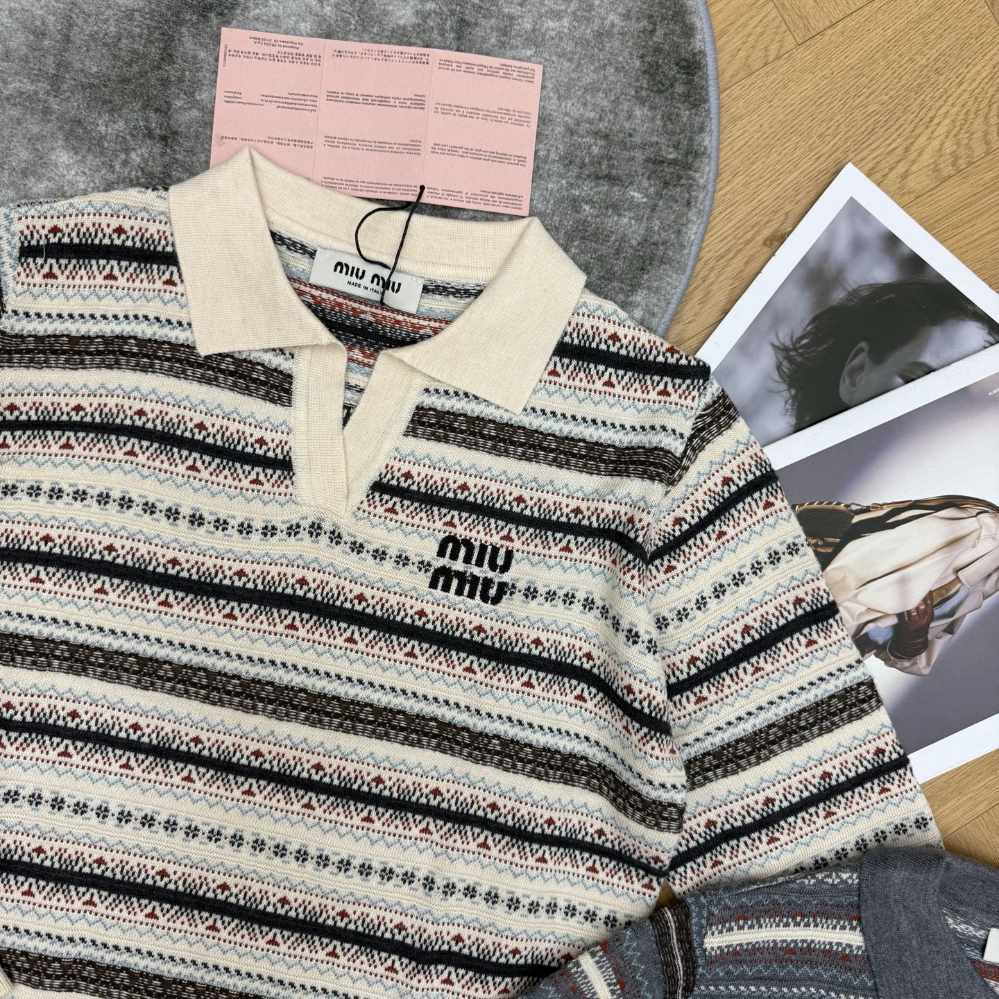 Miu家 26早秋新款 复古提花Polo针织衫，复古Polo小翻领，小V半开襟设计，衣身满版费尔岛民族风提花条纹，复古氛