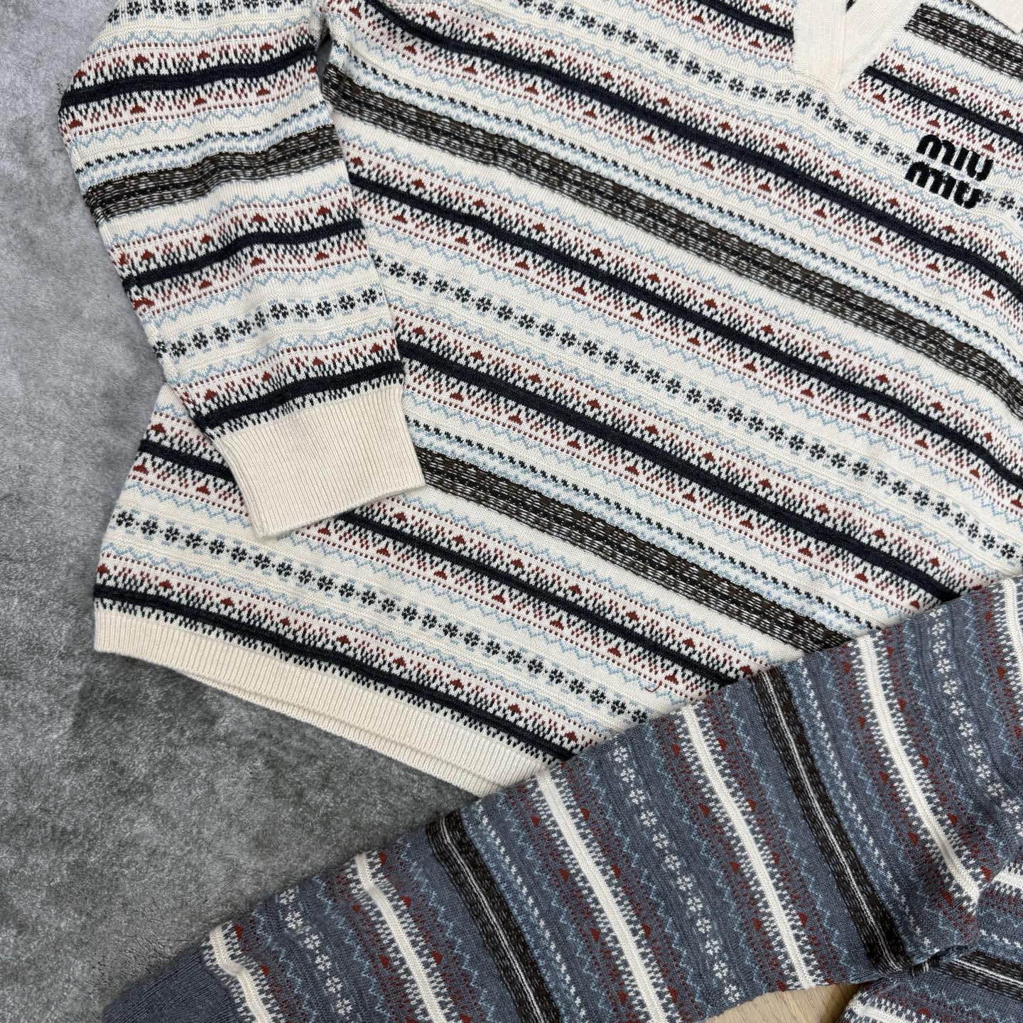 Miu家 26早秋新款 复古提花Polo针织衫，复古Polo小翻领，小V半开襟设计，衣身满版费尔岛民族风提花条纹，复古氛