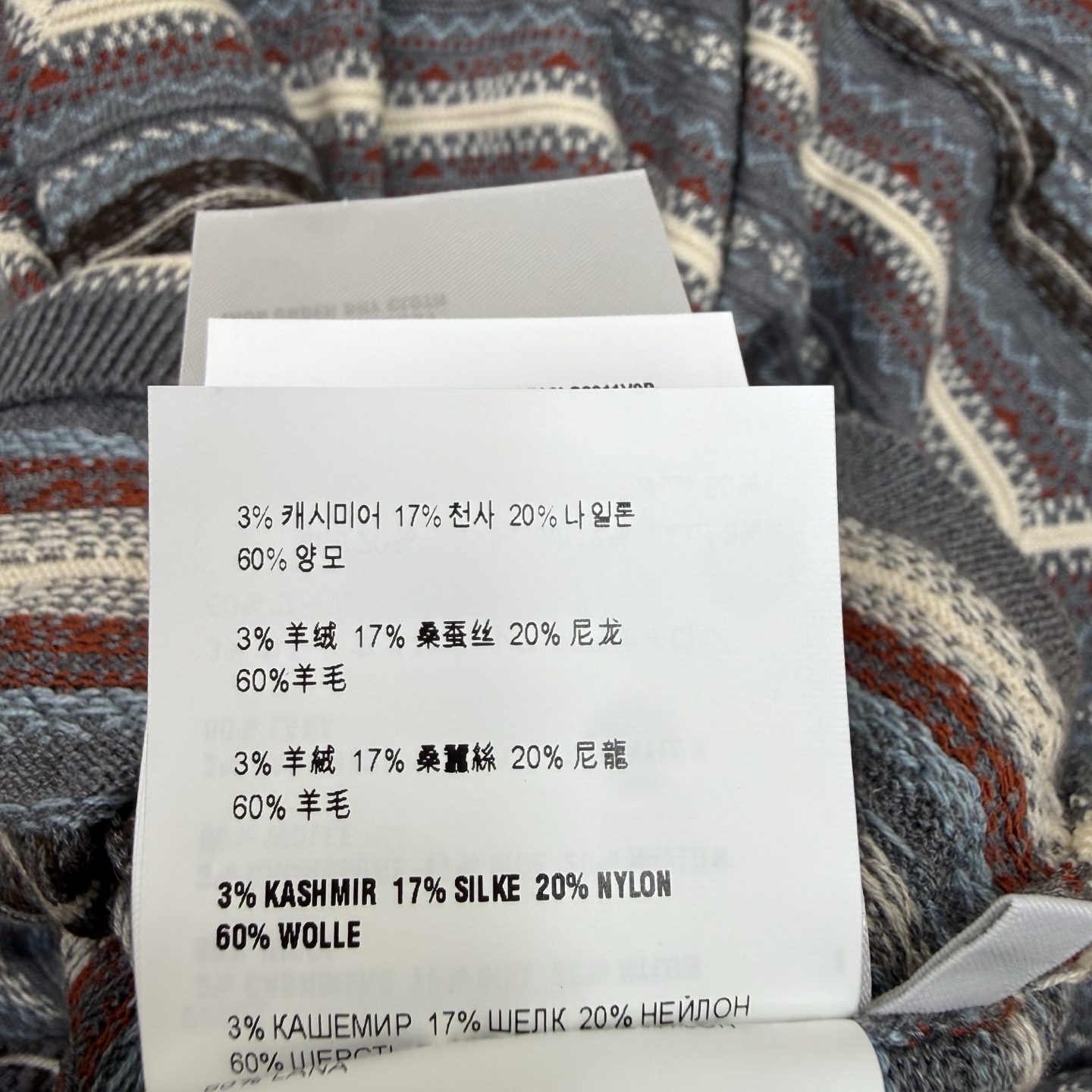 Miu家 26早秋新款 复古提花Polo针织衫，复古Polo小翻领，小V半开襟设计，衣身满版费尔岛民族风提花条纹，复古氛