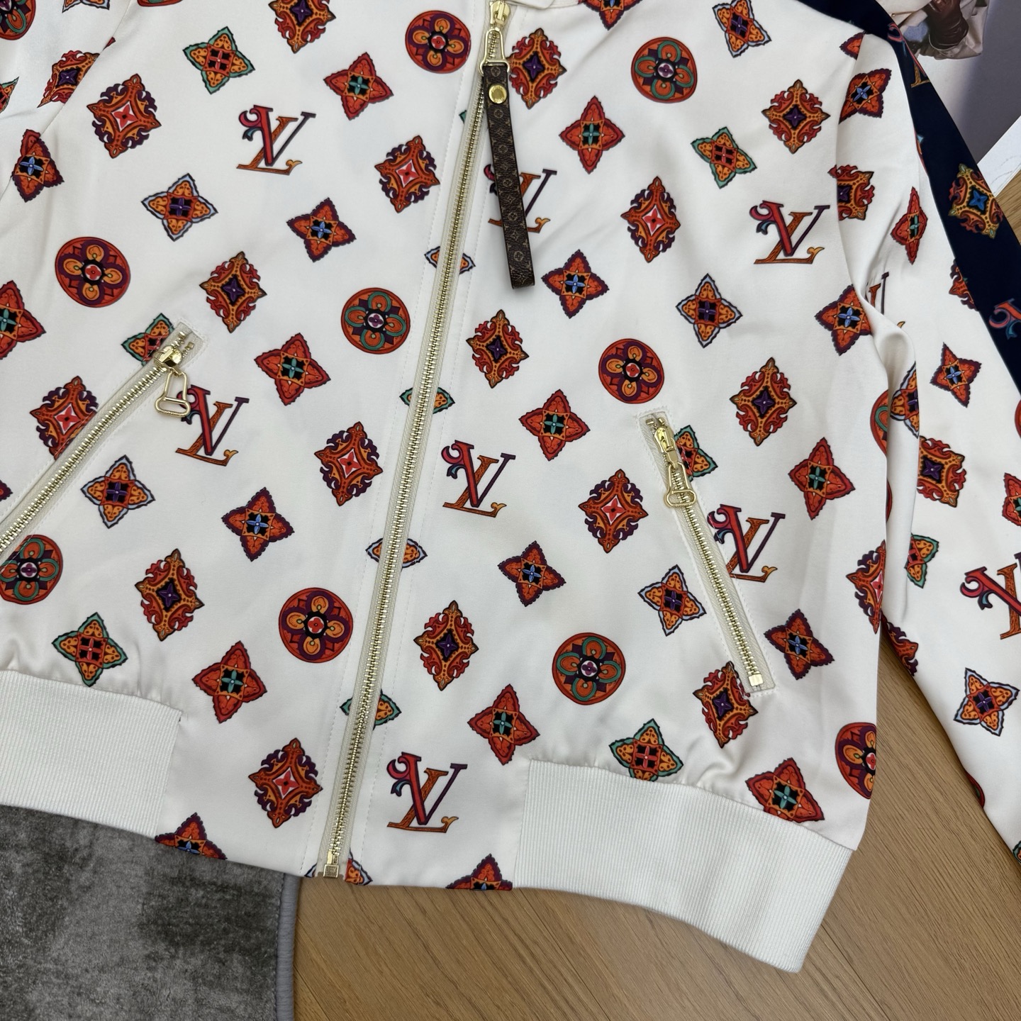 LOUISV*🏠 2026早秋新款 印花立领夹克外套  定制YB进口斜纹棉材质  垂顺顺滑  质感高级  沿用立领金属拉