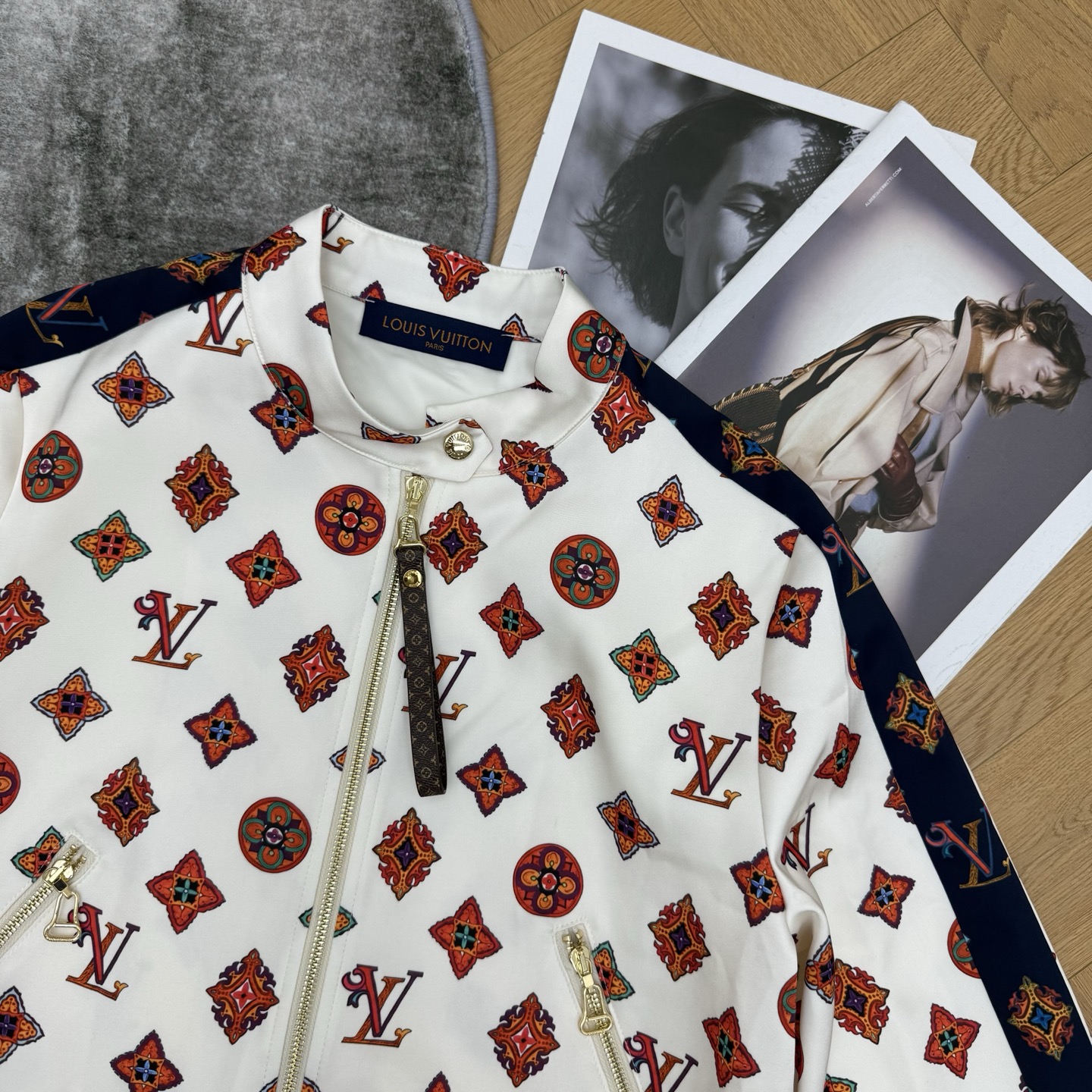 LOUISV*🏠 2026早秋新款 印花立领夹克外套  定制YB进口斜纹棉材质  垂顺顺滑  质感高级  沿用立领金属拉