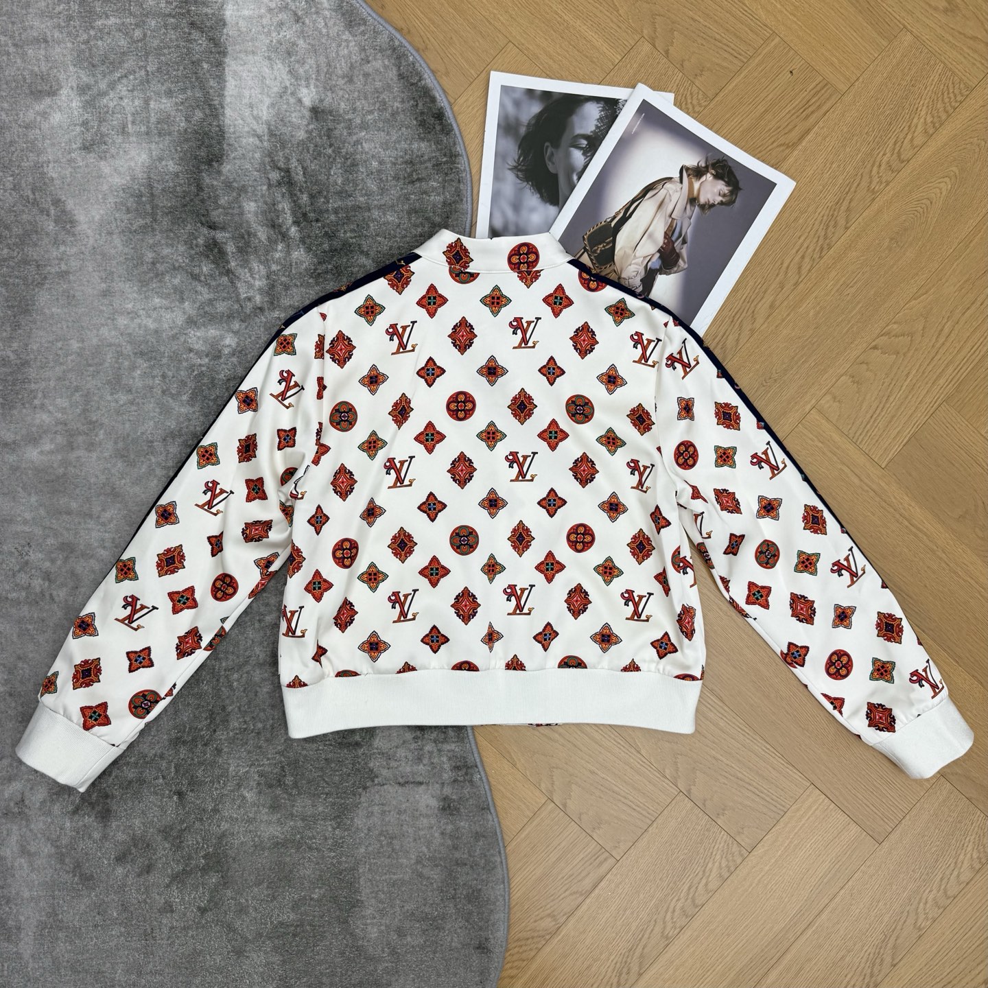 LOUISV*🏠 2026早秋新款 印花立领夹克外套  定制YB进口斜纹棉材质  垂顺顺滑  质感高级  沿用立领金属拉